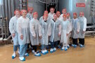 Gruppenfoto im Rohstofflager der Molkerei SalzburgMilch
