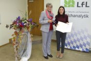 Schulleiterin Petra Hartner überreicht den Meisterpreises 2019 an Christin Barwig
