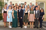 Gruppenfoto der Absolventen vor dem Meistergebäude