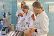 Abfüllung des Puddings unter Leitung des Profis Martin Stigloher (links)