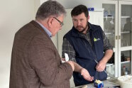 Butterspezialist Radlmayr prüft mit Schulleiter Mohr eine Butterprobe