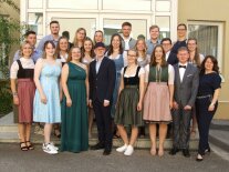 Gruppenfoto der Absolventen vor dem Meistergebäude