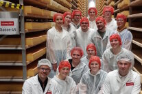 Gruppenfoto der Studierenden im Reifelager der SalzburgMilch