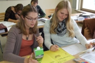 Studierende beurteilen eine Milchverpackung