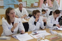 Studierende beim Riechen von Aromastoffen
